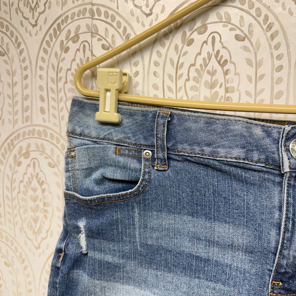 Maurices Denim Shorts Womens 12 Blue Distressed Raw Hem Mid Rise Jean Shorts - Picture 5 of 7
